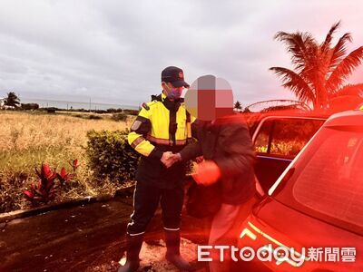 元宵遶境人潮中守護長者　新豐警送獨居翁平安返家