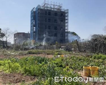 金門金城火警!雜草狂燒2500平方公尺 消防緊急灌救中