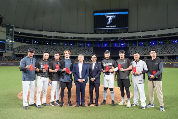 ▲富邦頒發總獎金240萬元，表揚本次賽會表現傑出的悍將代表，富邦集團大董蔡明忠到東京巨蛋加油。（圖／富邦悍將提供）