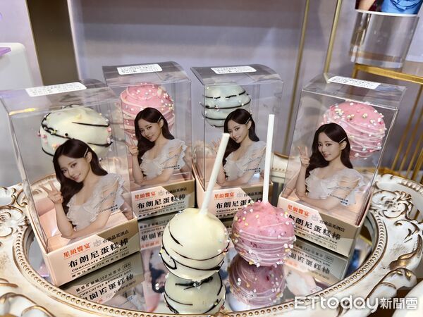 ▲▼7-ELEVEN 合作南韓人氣女團成員周子瑜，3月18日起推出「星級饗宴」系列，超過10款台韓創意美食，此外還有主題咖啡杯，都印上了子瑜甜美身影、親筆簽名。（圖／記者林育綾攝）