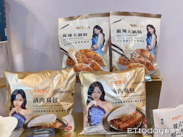 ▲▼7-ELEVEN 合作南韓人氣女團成員周子瑜，3月18日起推出「星級饗宴」系列，超過10款台韓創意美食，此外還有主題咖啡杯，都印上了子瑜甜美身影、親筆簽名。（圖／記者林育綾攝）