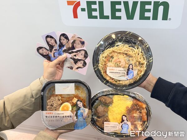 ▲▼7-ELEVEN 合作南韓人氣女團成員周子瑜，3月18日起推出「星級饗宴」系列，超過10款台韓創意美食，此外還有主題咖啡杯，都印上了子瑜甜美身影、親筆簽名。（圖／記者林育綾攝）