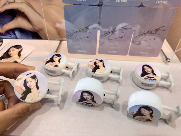 ▲▼7-ELEVEN 合作南韓人氣女團成員周子瑜，3月18日起推出「星級饗宴」系列，超過10款台韓創意美食，此外還有主題咖啡杯，都印上了子瑜甜美身影、親筆簽名。（圖／記者林育綾攝）