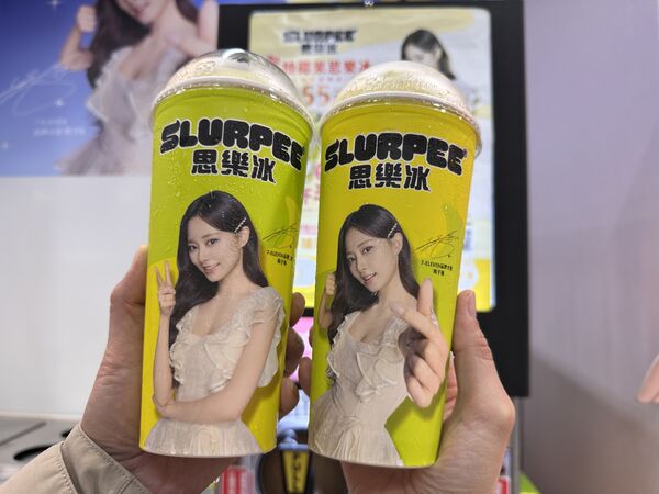 ▲▼7-ELEVEN 合作南韓人氣女團成員周子瑜，3月18日起推出「星級饗宴」系列，超過10款台韓創意美食，此外還有主題咖啡杯，都印上了子瑜甜美身影、親筆簽名。（圖／記者林育綾攝）