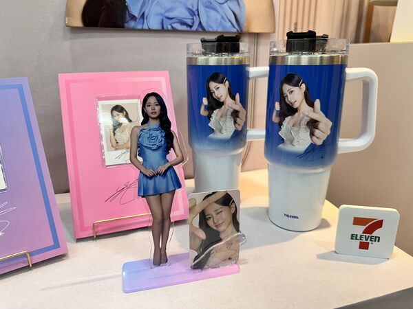 ▲▼7-ELEVEN 合作南韓人氣女團成員周子瑜，3月18日起推出「星級饗宴」系列，超過10款台韓創意美食，此外還有主題咖啡杯，都印上了子瑜甜美身影、親筆簽名。（圖／記者林育綾攝）