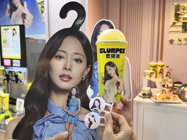 ▲▼7-ELEVEN 合作南韓人氣女團成員周子瑜，3月18日起推出「星級饗宴」系列，超過10款台韓創意美食，此外還有主題咖啡杯，都印上了子瑜甜美身影、親筆簽名。（圖／記者林育綾攝）