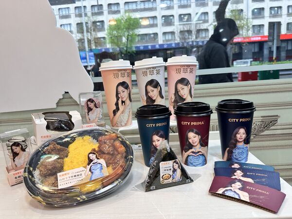 ▲▼7-ELEVEN 合作南韓人氣女團成員周子瑜，3月18日起推出「星級饗宴」系列，超過10款台韓創意美食，此外還有主題咖啡杯，都印上了子瑜甜美身影、親筆簽名。（圖／記者林育綾攝）