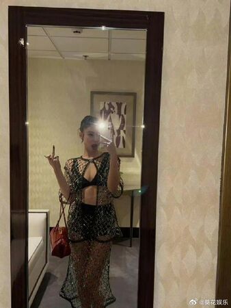▲Jennie遭私生飯包圍逼簽名崩潰。（圖／翻攝自IG）