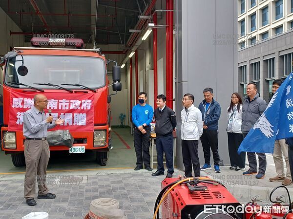 ▲台南市消防局贈與聯華電子水箱消防車，強化南科廠區自主防災能力。（記者林東良翻攝，下同）