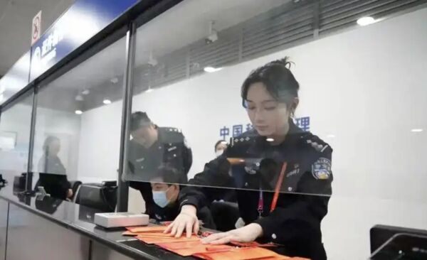 ▲▼陸稱「助70台灣人離開中東」　落地馬上辦台胞證。（圖／翻攝東方網）