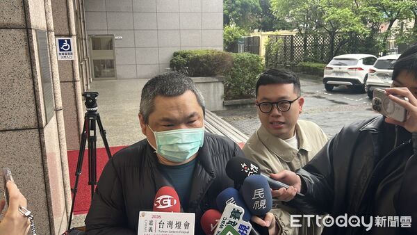 ▲PO文質疑中華隊打假球的張男下午到刑事局受警方偵訊。（圖／記者張君豪翻攝）