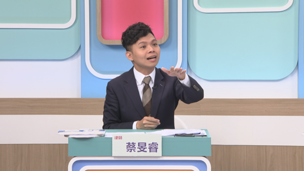 ▲許聖梅(左)與小煜老師提到網路詐騙。（圖／和展影視）