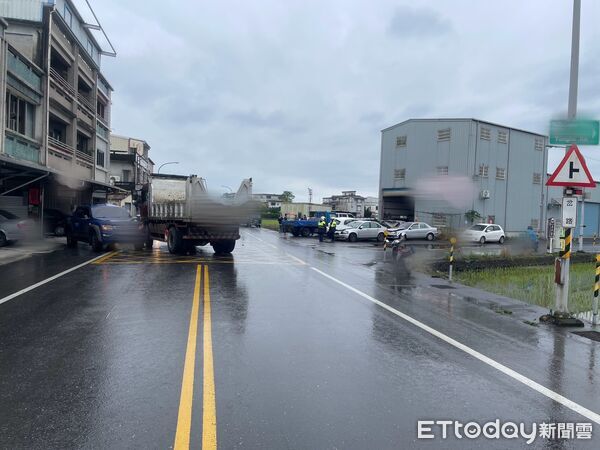 ▲▼宜蘭冬山永興路永和路口，皮卡與貨車相撞波及住戶。（圖／記者游芳男翻攝，下同）