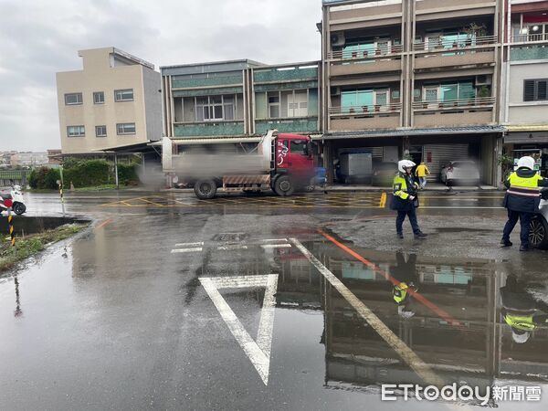 ▲▼宜蘭冬山永興路永和路口，皮卡與貨車相撞波及住戶。（圖／記者游芳男翻攝，下同）