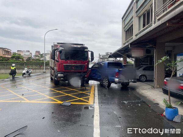 ▲▼宜蘭冬山永興路永和路口，皮卡與貨車相撞波及住戶。（圖／記者游芳男翻攝，下同）