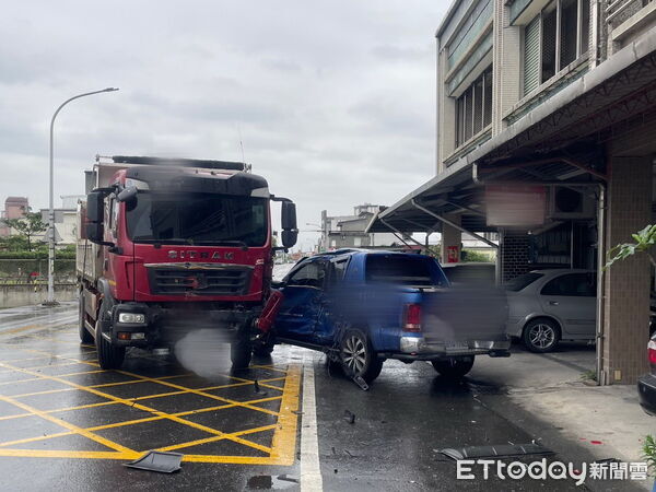 ▲▼宜蘭冬山永興路永和路口，皮卡與貨車相撞波及住戶。（圖／記者游芳男翻攝，下同）