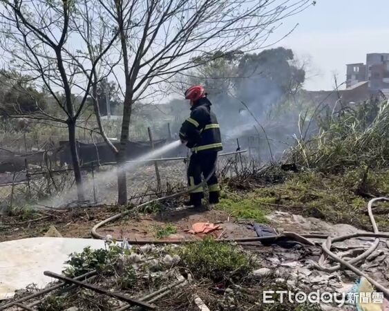 ▲▼金門金城雜草火警延燒2500平方公尺，消防出動7車14人迅速控制火勢。(圖／民眾提供)