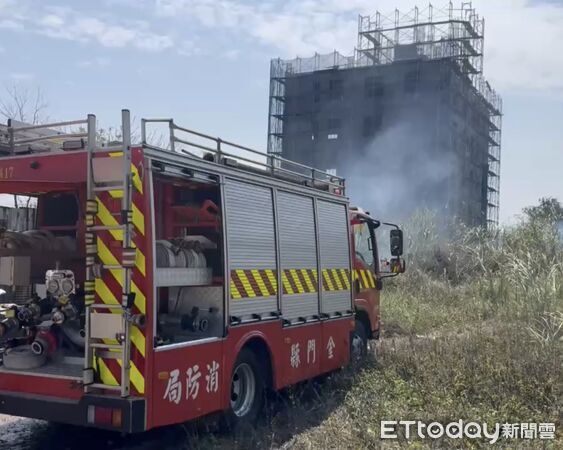 ▲▼金門金城雜草火警延燒2500平方公尺，消防出動7車14人迅速控制火勢。(圖／民眾提供)