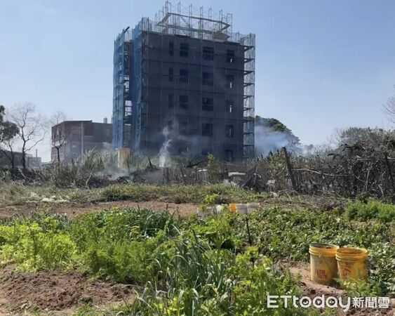 ▲▼金門金城雜草火警延燒2500平方公尺，消防出動7車14人迅速控制火勢。(圖／民眾提供)