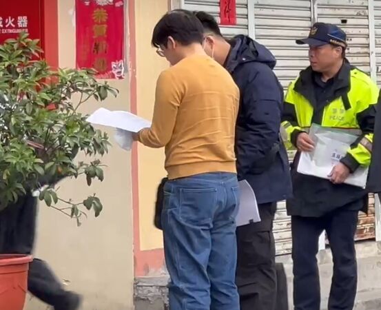 ▲杉林溪墜谷釀1死，彰檢率法醫相驗。（圖／記者唐詠絮翻攝）