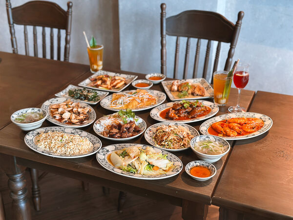 ▲搭乘頂級日遊船，享受東南旅遊獨家「船長視角」用餐絕美環境。（圖／東南旅遊提供）