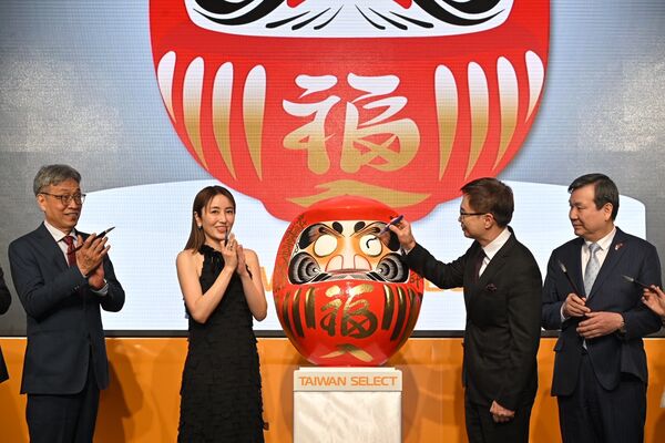 ▲外貿協會黃志芳董事長(右)攜手矢田亞希子(左)共同為達摩點睛，共同預祝台灣館展出成功。（圖／貿協提供）