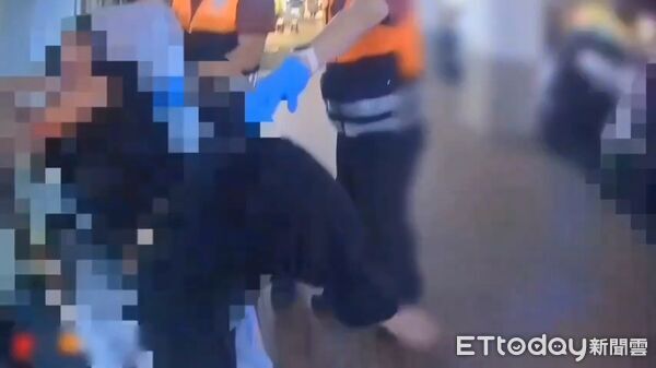 ▲醫美富二代由男被上銬、強制就醫畫面曝光 。（圖／記者張君豪翻攝）