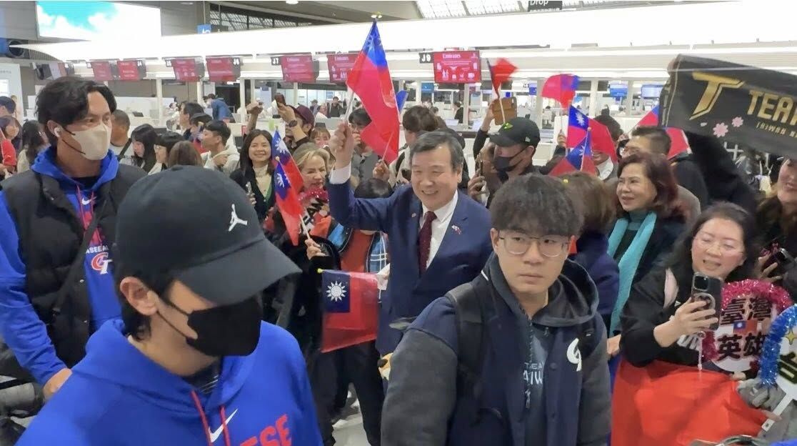 ▲▼李逸洋送機。（圖／翻攝臉書／李逸洋）