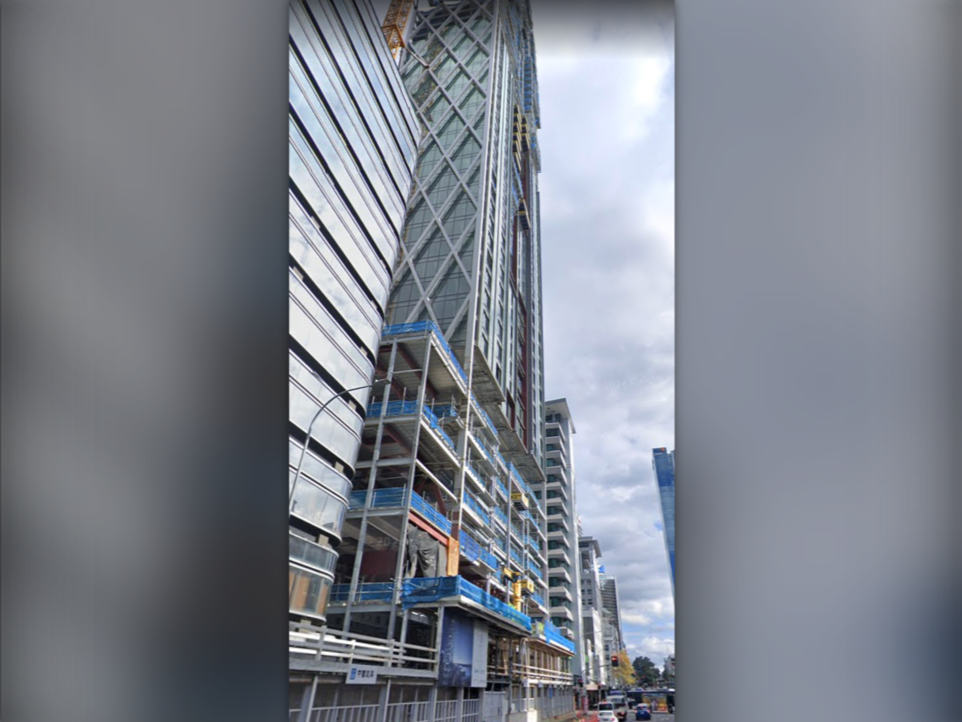 ▲▼奧克蘭地標建案「海景塔」因中資開發商與建商爆發欠款糾紛，工程停擺超過一年半。（圖／翻攝自Google Maps）
