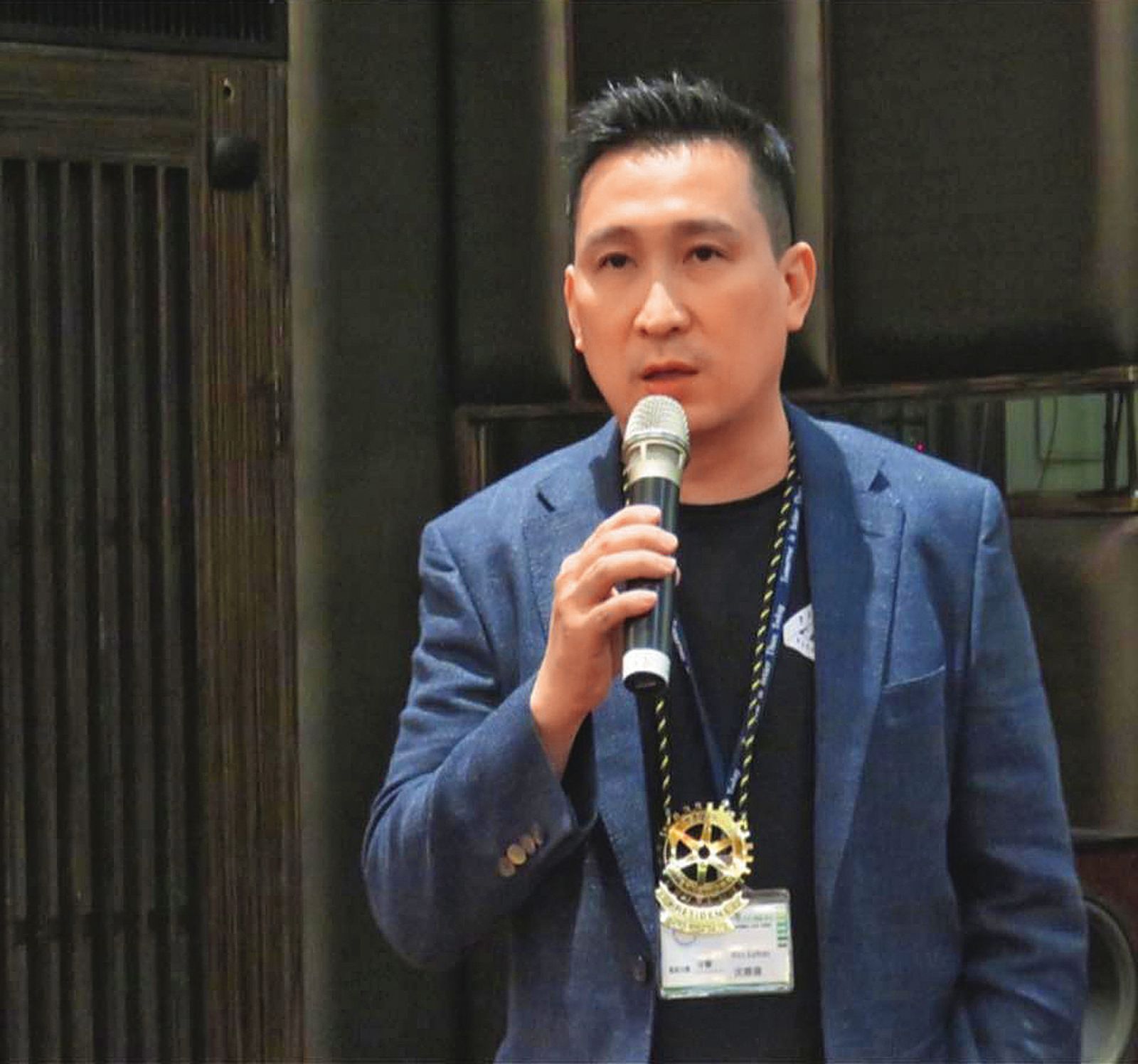 和劉怡萱育有1子的前夫沈憲徽，在高雄經營牙醫診所。（翻攝自沈憲徽臉書）