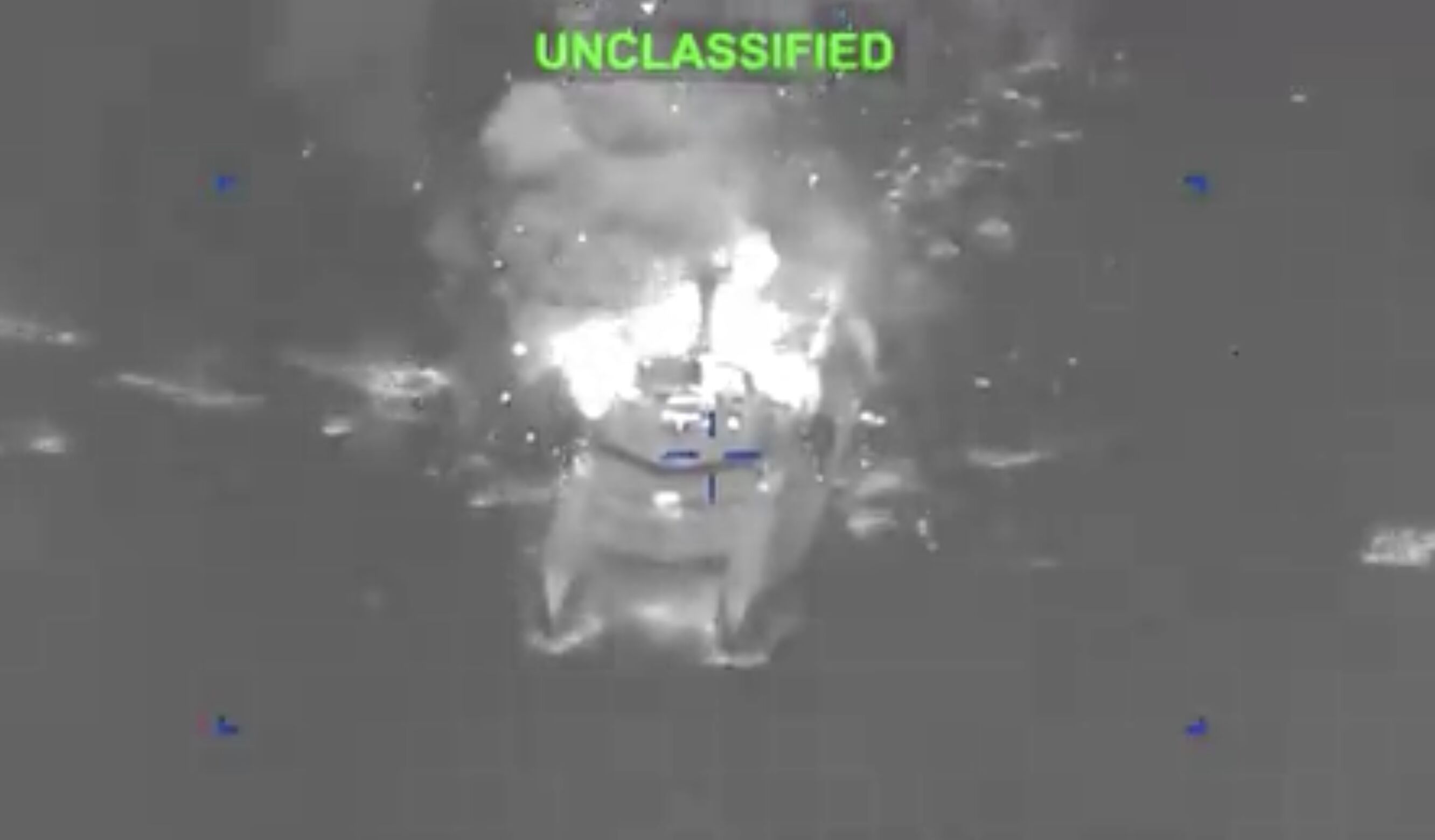 ▲美軍發布摧毀伊朗布雷艇影像 。（圖／翻攝X）