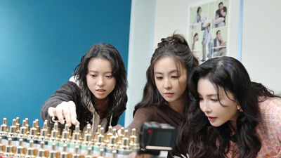 盲測香水竟秒選「小三味」！周曉涵特調狂放香氣　何如芸笑虧：一堆人想當囚犯