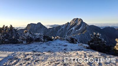 快訊／玉山又下雪！　一片銀白世界