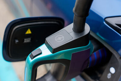 比亞迪閃充「5分鐘充飽」挨批傷電池　李雲飛：已考慮過並有效解決