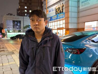 特斯拉遇賊！哨兵模式拍下「鬼祟偷摸」　下秒小偷拔腿狂奔