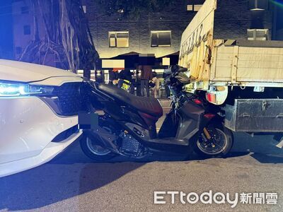 金門4車追撞！轎車錯看燈號提前起步　2騎士衰遭夾擊