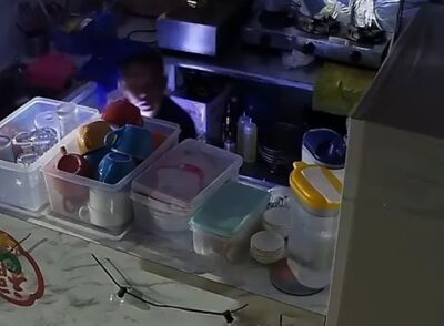 惡賊偷義大利麵店「收銀機只有1元」搬2箱可樂洩恨　還砸碎玻璃