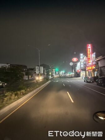 ▲台南安南區海佃路、府安路及海尾路一帶晚間出現路燈閃爍情形，台電人員全力搶修。（記者林東良翻攝，下同）