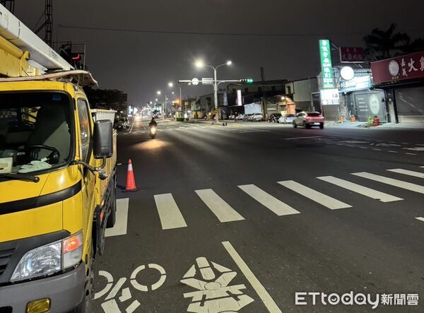 ▲台南安南區海佃路、府安路及海尾路一帶晚間出現路燈閃爍情形，台電人員全力搶修。（記者林東良翻攝，下同）