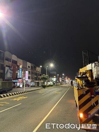 ▲台南安南區海佃路、府安路及海尾路一帶晚間出現路燈閃爍情形，台電人員全力搶修。（記者林東良翻攝，下同）
