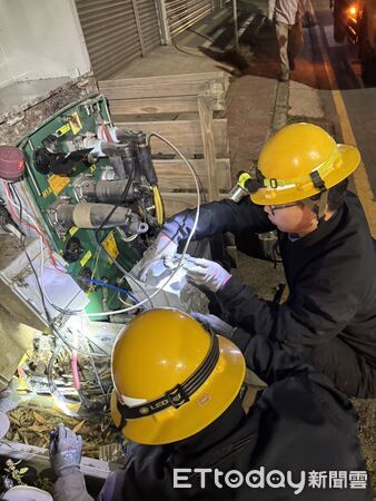 ▲台南安南區海佃路、府安路及海尾路一帶晚間出現路燈閃爍情形，台電人員全力搶修。（記者林東良翻攝，下同）