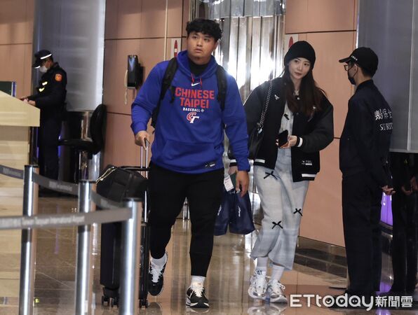 ▲▼世界棒球經典賽WBC中華隊從東京返台！數百球迷凌晨熱血接機。胡智為（圖／記者黃克翔攝）