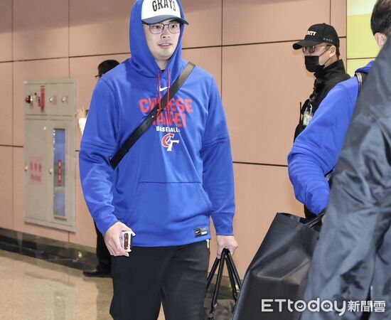 ▲▼世界棒球經典賽WBC中華隊從東京返台！數百球迷凌晨熱血接機。陳柏毓（圖／記者黃克翔攝）