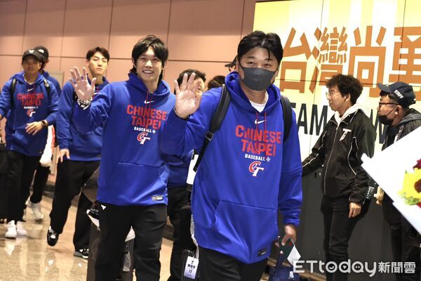 快訊／中華隊凌晨返台「百人接機」送掌聲　華航全體升等商務艙