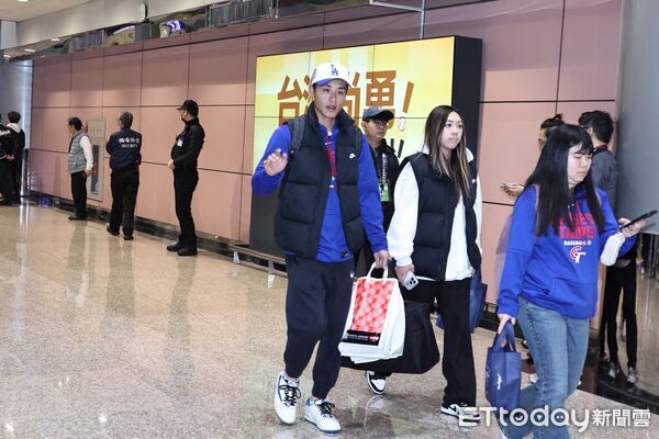 ▲▼世界棒球經典賽WBC中華隊從東京返台！數百球迷凌晨熱血接機。張政禹（圖／記者黃克翔攝）