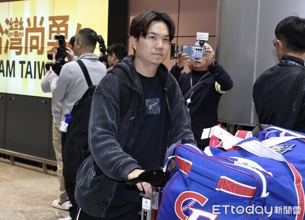 ▲▼世界棒球經典賽WBC中華隊從東京返台！數百球迷凌晨熱血接機。江坤宇（圖／記者黃克翔攝）