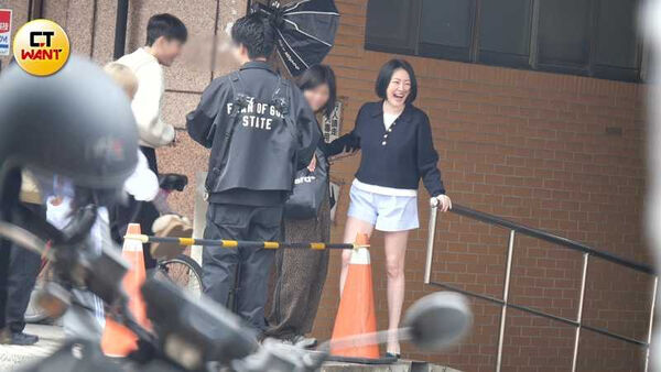 小姐回熙娣1／獨家直擊！小S低調復工《不熙娣》首日畫面曝光　大秀性感長腿宣告回歸主持