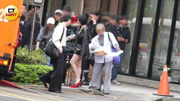 小姐回熙娣1／獨家直擊！小S低調復工《不熙娣》首日畫面曝光　大秀性感長腿宣告回歸主持