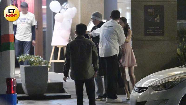 直擊／楊千霈眾星友相伴慶43歲生日　不見去年慶生夥伴春風蹤影