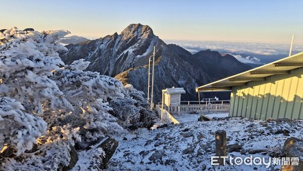 玉山3/11下雪。(圖/氣象署)